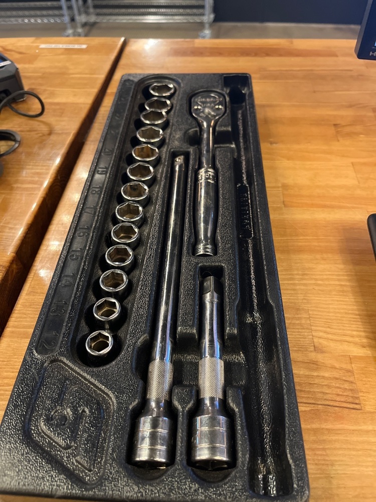 SNAP ON SIXTEEN PIECE RATCHET AND SOCKET SET | Great Plains Pawn