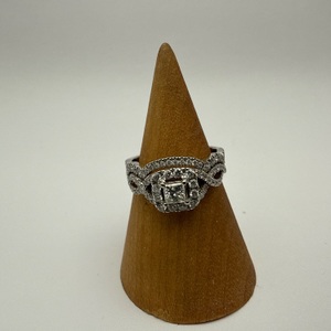 6.30gms 14K W/G RING W/ .30 CENTER DIAMOND AND DIA CHIPS SURROUNDING size 8 