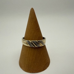 10kt 2.40gms 10K Y/G BAND SIZE 10.75