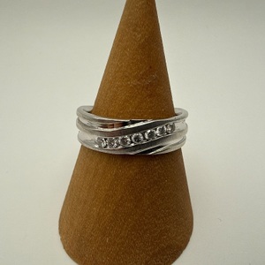 5.50gms Ring 10K WHITE GOLD RING WITH 7 .05 DIAMONDS IN A LINE size 9.25