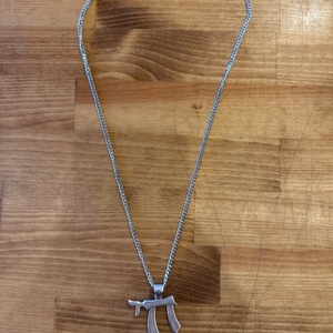 SILVER NECKLACE WITH A PENDENT WITH A PHRASE 24''