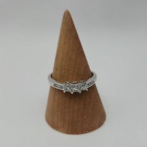 14K WHITE GOLD RING 
