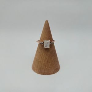 SIZE 6-1/2 STERLING SILVER RING WITH QUARTZ STONE CENTER