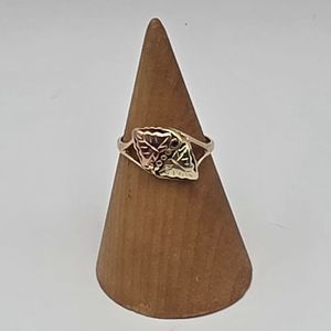 SIZE 6 10K BHG RING WITH TWO BIG LEAFS ON THE FACE 