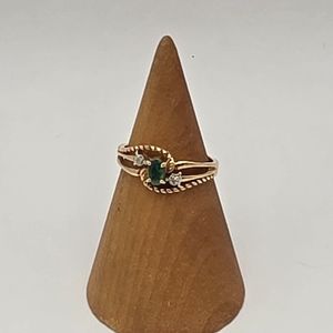 SIZE 6 10K GOLD RING WITH A GREEN STONE ON TOP WITH TWO CLEAR STONES ON THE SIDE