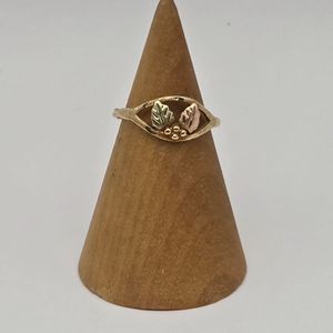 10K BHG RING WITH TWO SMALL LEAFS ON FACE SIZE 6