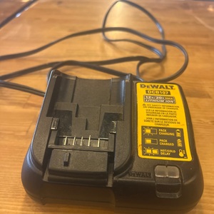  DeWalt / DCB107 / Charger