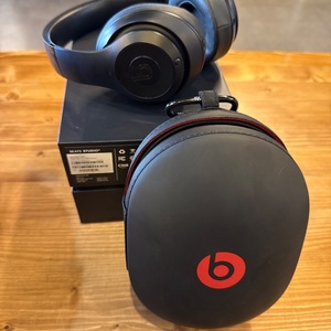 BLACK STUDIO 3 LIKE NEW IN ORIGINAL BOX