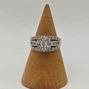 10K / 4.3g / White Gold Ring with Diamond Clusters 