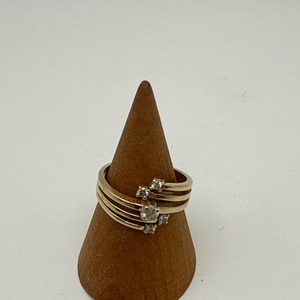 SIZE 8.5 Yellow Gold 14kt 5.80gms Ring with a .10 dia on top and two .5 dia on s