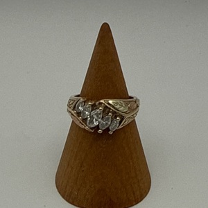 SIZE 7.5 Yellow Gold BHG 10kt 6.00gm Ring with .19 dia on top and 3 .12 dia in a