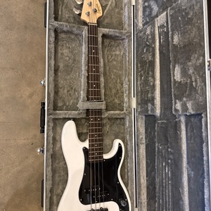 Squire by Fender / Affinity Series / P-Bass in Hard Case