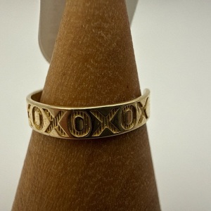 0.90gms 10KT YELLOW GOLD RING "XOXOXOXO" ACROSS THE BAND SIZE 6 ADJUSTABLE 