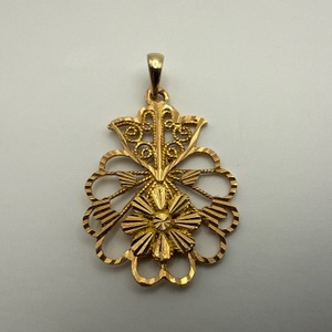 2.40gms Pendant / Charm 14KT YELLOW GOLD PENDANT FLOWER IN CENTER 1"
