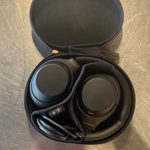 Sony / WH-1000XM4 / BLUETOOTH HEADPHONES IN CASE