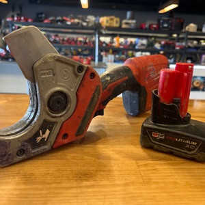 Milwaukee / 2470-20 / Plastic Pipe Cutter w/ M12 Battery