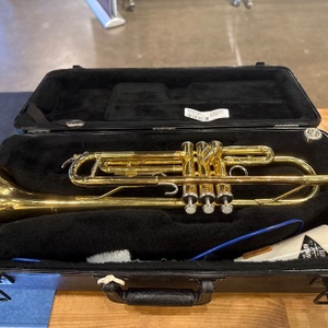 YAMAHA YTR-2335 Trumpet with Mouthpiece and Hard Case