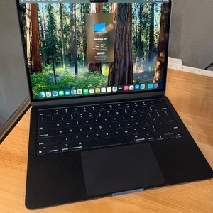 Apple / MacBook Air / M2 / 13"