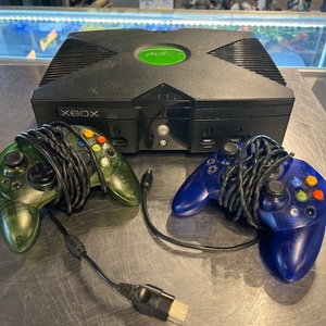 MICROSOFT / XBOX ORIGINAL / INCLUDES TWO CONTROLLERS AND CORDS