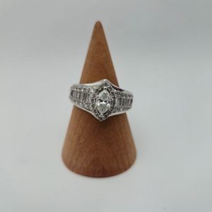 14K WHITE GOLD RING 