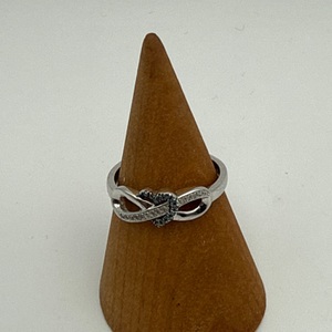 SIZE 6.5 1.50gms Ring 10K WHITE GOLD RING WITH HEART IN CENTER 