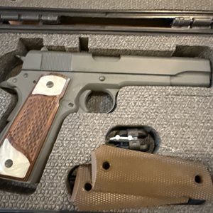Tisas Knoxville / M1911 Government / .45 ACP in case with 1 7RD Mag, stock grips