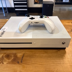 XBOX ONE S MICROSOFT 1 TB WITH CONTROLLER MISSING BACK