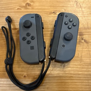 NINTENDO SWITCH JOYCONS WITH SLEEVES AND CHARGER