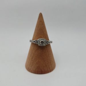 14K WHITE GOLD RING 