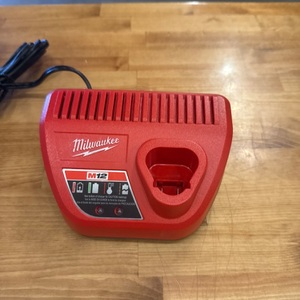 MILWAUKEE / BATTERY CHARGER