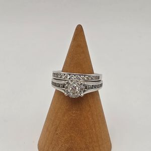 14K WHITE GOLD RING WITH .10 CENTER DIAMOND WITH HALO OF DIAMONDS AROUND SIZE 5