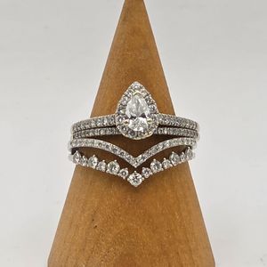 14KT 7.7 GRAMS RING WITH DIAMOND CHIPS SURROUNDING AND.5 OVAL DIAMOND 