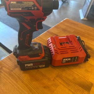 SKIL IMPACT DRILL WITH BATTERY AND CHARGER