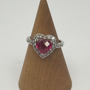 size 7 1.00gms Ring .925 sterling heart shape with red center stone 