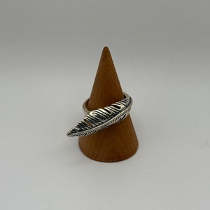 .925 STERLING SILVER RING WITH FEATHER ON TOP 