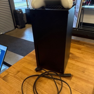  MICROSOFT XBOX SERIES X WITH CONTROLLER AND CORDS