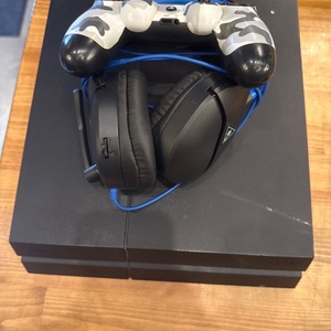 ORIGINAL PS4 WITH CONTROLLER AND CORDS