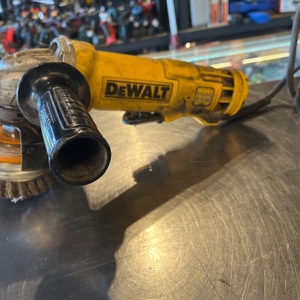 DEWALT / CORDED / 4-1/2INCH ANGLE GRINDER