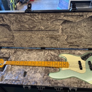 FENDER JAZZ BASS GREEN MIST IN HARD CASE