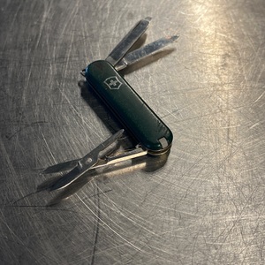 SMALL GREEN SWISS ARMY KNIFE / 58MM
