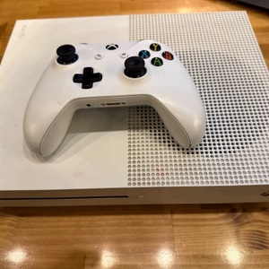 XBOX ONE S WITH WHITE CONTROLLER 500GB