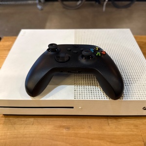 XBOX ONE 1TB SLIM WITH ON CONTROLLER *BATTERY PACK Sx4 AND CHARGER*