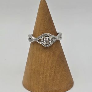 14K 3.0 GRAMS WHITE GOLD RING WITH ONE BIG STONE IN MIDDLE AND MULTIPLE STONES A