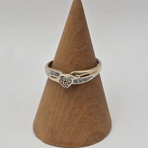 10K RING WITH CLEAR STONES ON TOP 11142620