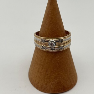 Size 8 YG 14K Ring / 4.10g / .15 CENTER DIA AND 4 DIA CHIPS 