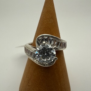 silver ring with big clear stone in middles and clear shards on side SIZE 7 