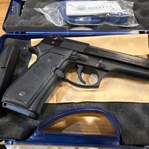 BERETTA 92FS 9MM WITH CASE AND BOX AND TWO MAGS AND HOLSTER