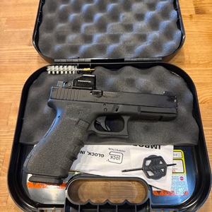 GLOCK 17 9MM SEMI AUTOMATIC PISTOL MOS WITH ONE MAGAZINE, SWAMPFOX GREEN DOT