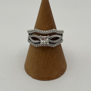 14K / Size 10 WG Ring / 10.10gms / Diamond Cluster and one .47 Diamond in Center