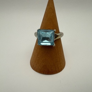 size 7.5 Silver  Ring 4.7 GRAMS RING WITH SQUARE BLUE STONE 